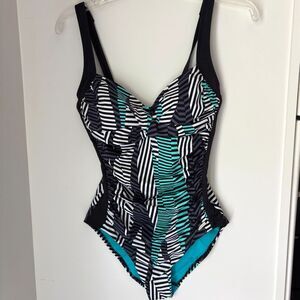 Sunseekers Australian Twist Front Ruched Geometric Halter Swimsuit Size 8 D